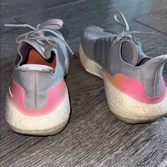 Adidas Women's Ultraboost Gray and Pink Athletic Shoes Size 8 - Picture 4 of 5